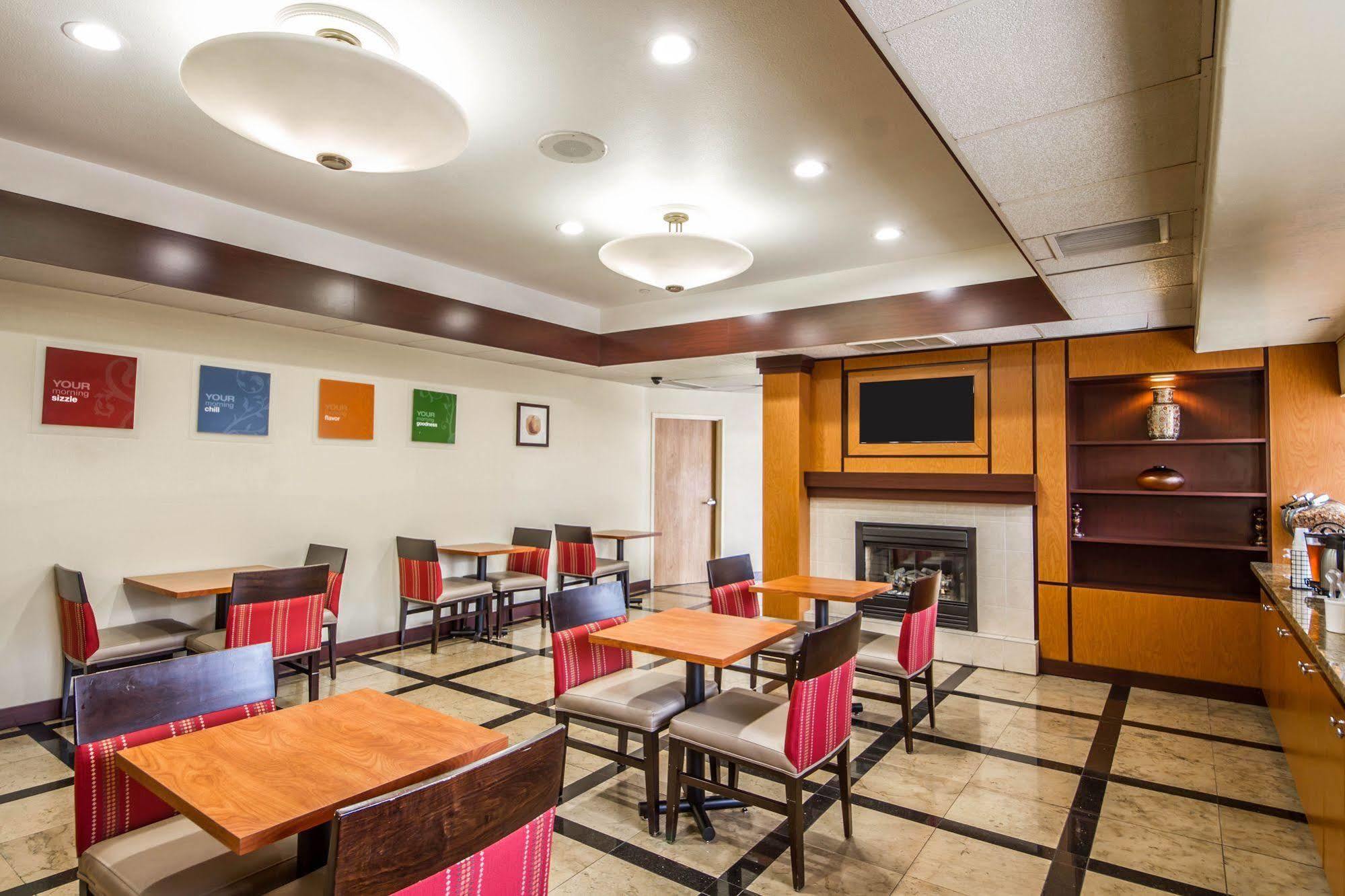 Comfort Inn & Suites Oakland Airport Exterior foto